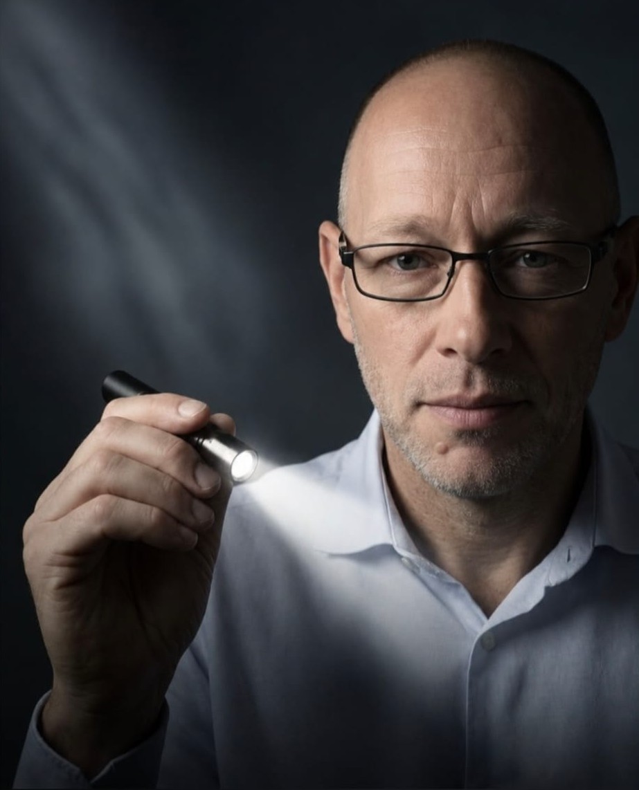 Laurent Manzini, fondateur de la méthode EVA, une lampe de poche à la main